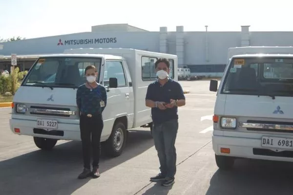 A picture of the Sta. Rosa City mayor with Mr. Lestie Lanceta, along with L300 units