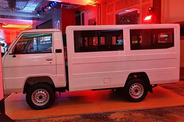 2019 Mitsubishi L300 Exceed from the side