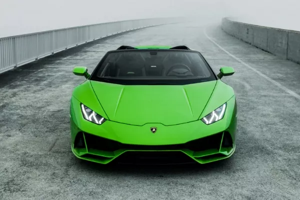 Front view of the Huracan Evo Spyder