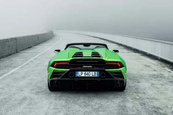 Rearview of the Huracan Evo Spyder