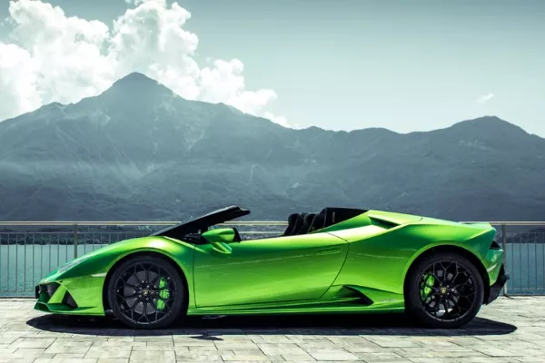 Side view of the Huracan Evo Spyder