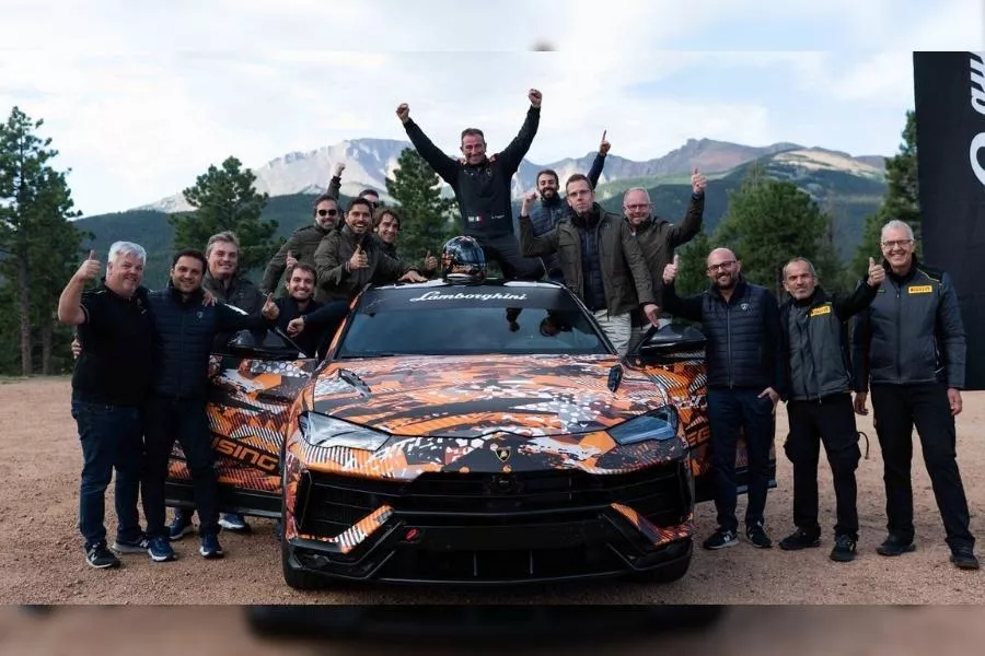 Lamborghini Urus front view