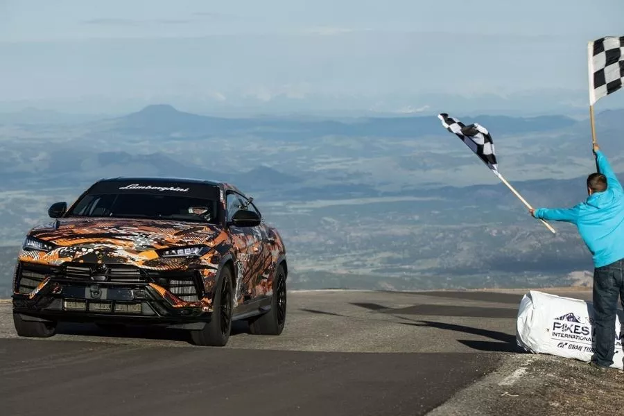 Lamborghini Urus front view