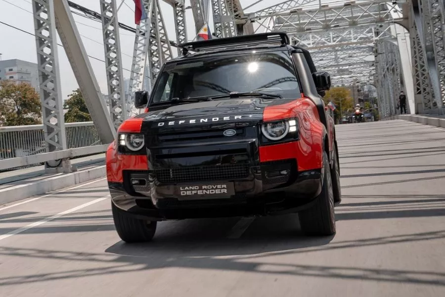 Land Rover Defender 90 front view