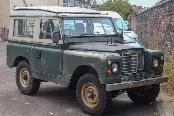 The Series IIA made use of the space on the wings for the headlamps Land Rover Defender Series IIA