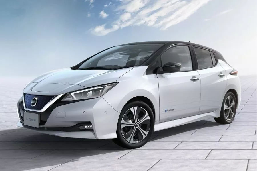 2021 Nissan LEAF front