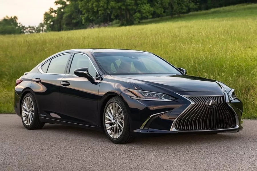 A picture of the Lexus ES in the countryside