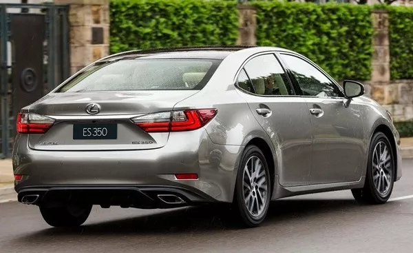 Angular rear of the Lexus ES 350 2019