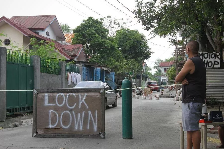 Granular lockdown barrier