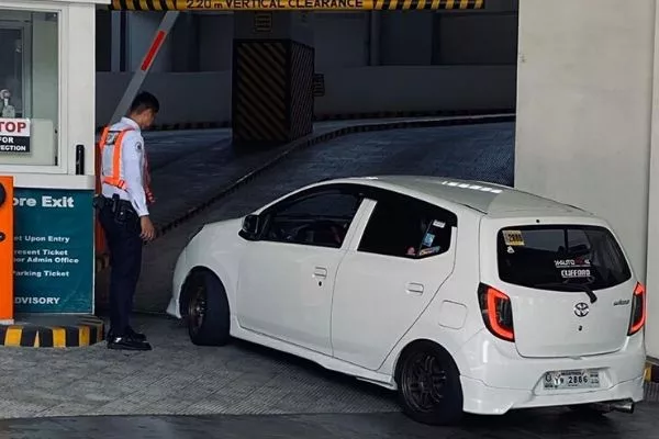 Lowered Wigo going up parking ramp