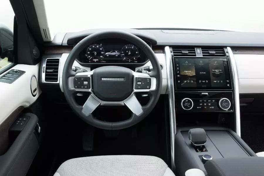 A picture of the 2021 Land Rover Discovery's cockpit