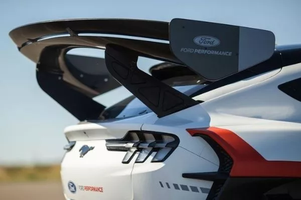 Ford Mustang Mach-E 1400 wing