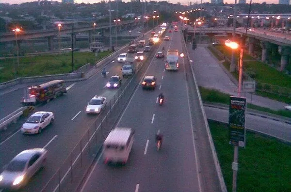 A picture of the busy Marcos Bridge with a lot of traffic