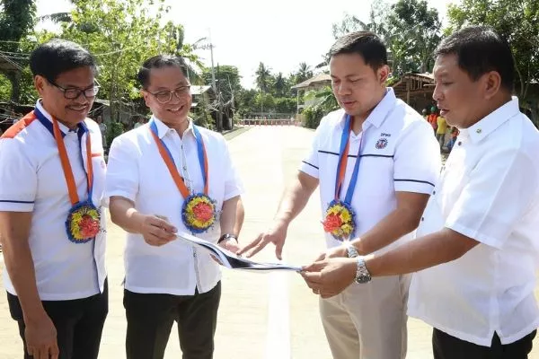 DPWH Mark Villar with UP officals at a ribbon cutting ceremony