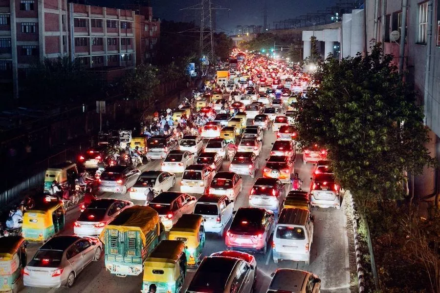 A picture of a busy Indian road.