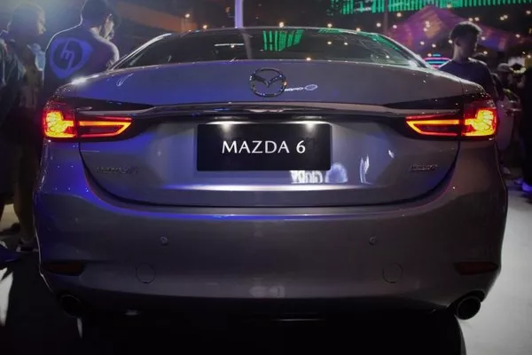 The rear gets bigger tailpipes and fresh LED taillights, plus new 19’’ alloy wheels Mazda 6 rear view