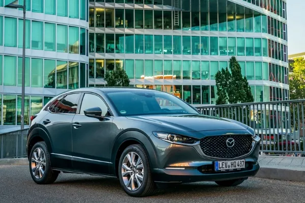 A CX-3 with a building in the background
