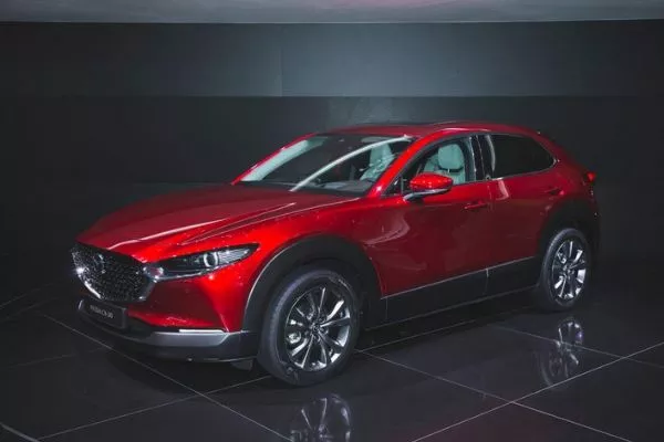 A picture of the Mazda CX-30 with a dark background