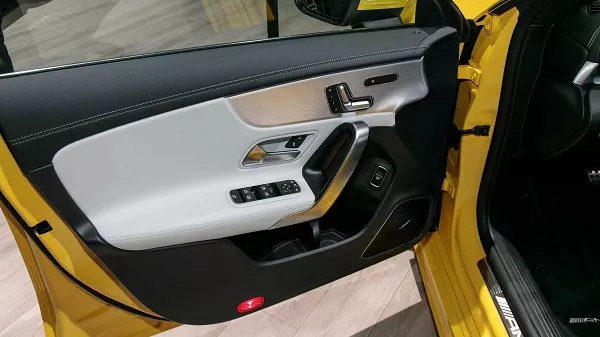 Mercedes AMG CLA 35 2020: control