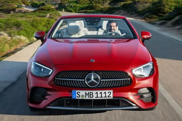A picture of the front of the Mercedes-Benz E-Class on a highway