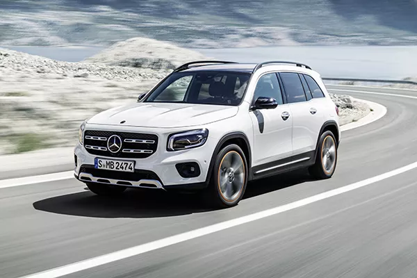 A picture of a Mercedes-Benz GLB on the highway.