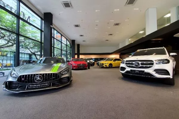 Mercedes-Benz vehicles in the new showroom