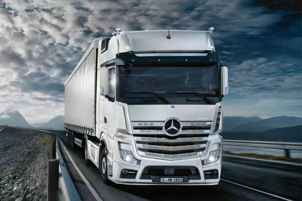 A picture of the Mercedes-Benz truck