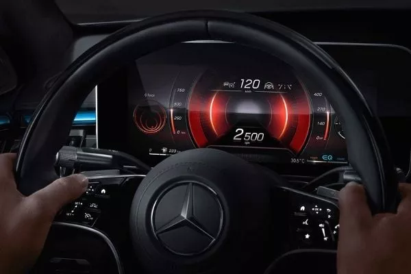 Thanks to its 3D spatial view, drivers get to have a next-level driving experience Driver's digital instrument cluster in the 2021 S-Class