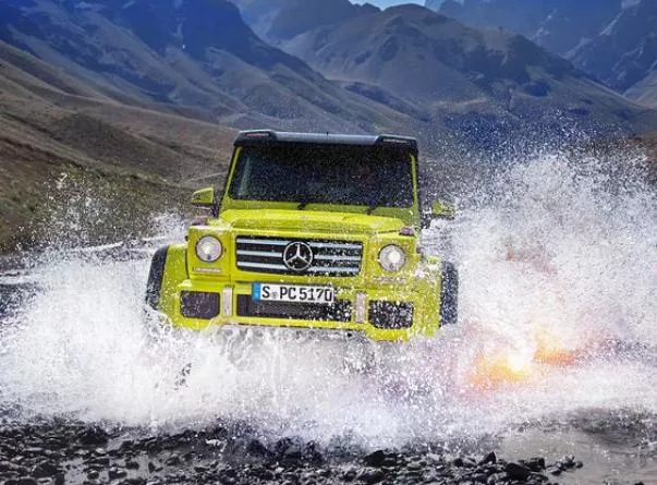 The Mercedes G500 4×4² crossing water