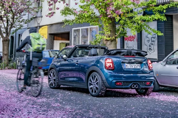 Side view of the Mini Convertible Sidewalk