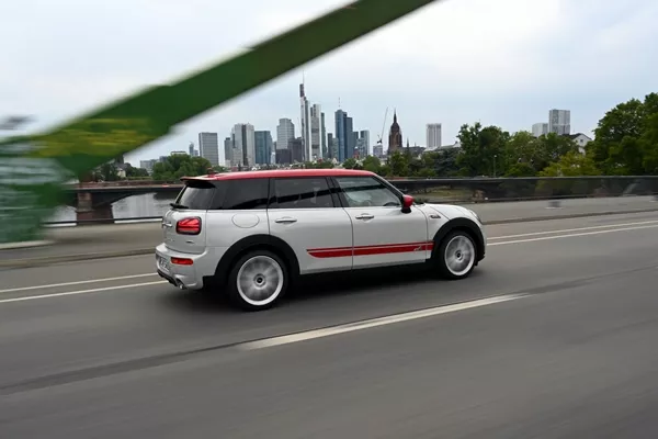 The long wheelbase, large track width and low center of gravity that both models display are ideal for chassis design Mini JCW on road