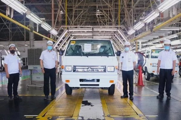 Mitsubishi executives alongside the 200,000th L300