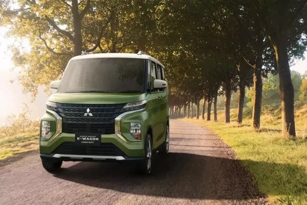 A picture of the Mitsubishi Super Height K-Wagon on a country road