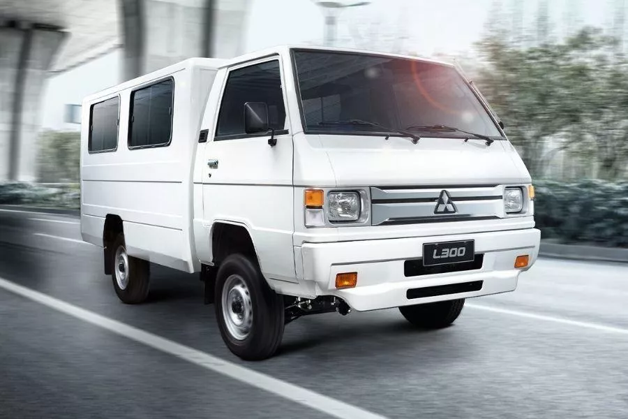 Mitsubishi L300 front view