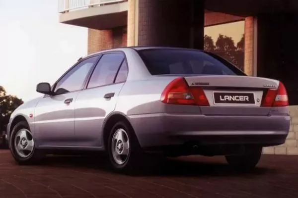 A picture of the rear end of a 1997 Mitsubishi Lancer