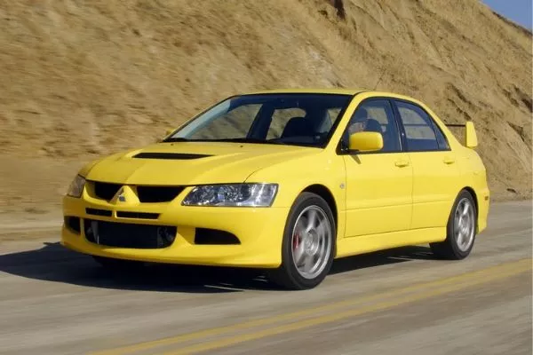 A picture of the Lancer Evolution VIII on the road