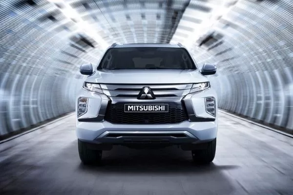 Mitsubishi Montero Sport front view