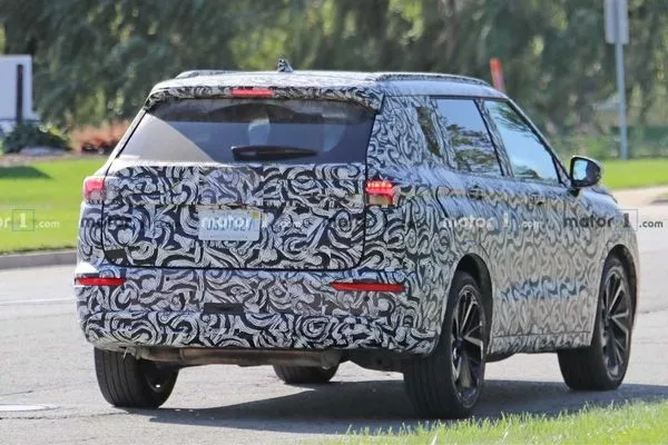 2021 Mitsubishi Outlander's rear end