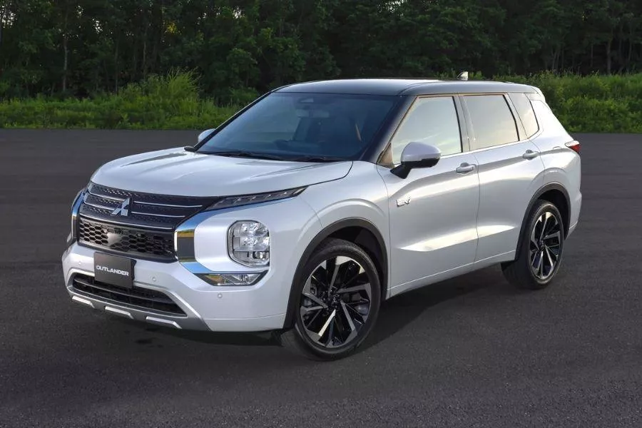 All-new Mitsubishi Outlander PHEV front view