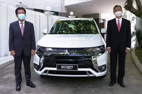 A picture of MMPC president and MC Manila Branch manager with the new Outlander PHEV