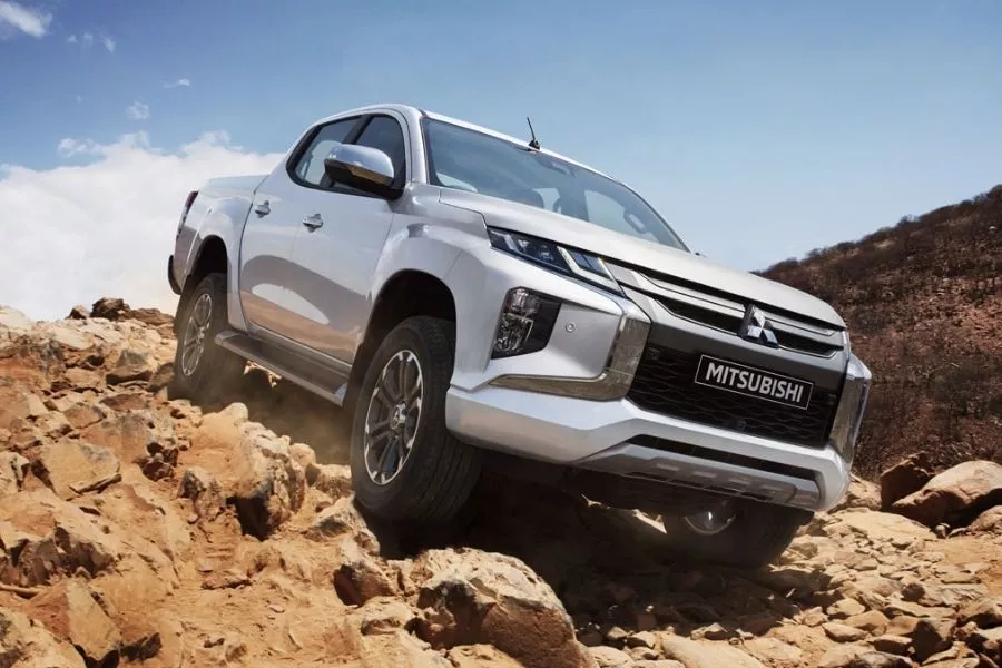 Mitsubishi Strada front view