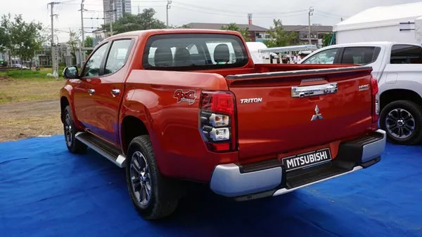 Mitsubishi Strada 2019 angular rear