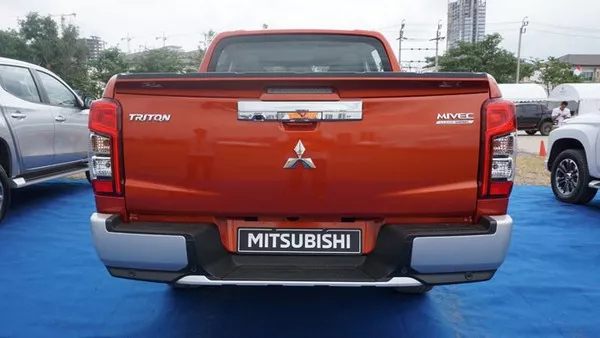Mitsubishi Strada 2019 rear view