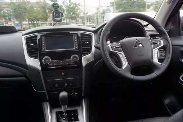 Mitsubishi Strada 2019 dashboard area