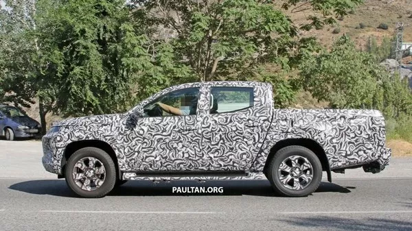 Spied Mitsubishi Strada 2019 facelift side view