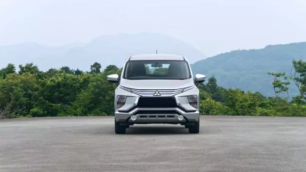 Angular front of a white Mitsubishi Expander 2018