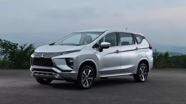 Angular front of a silver Mitsubishi Expander 2018