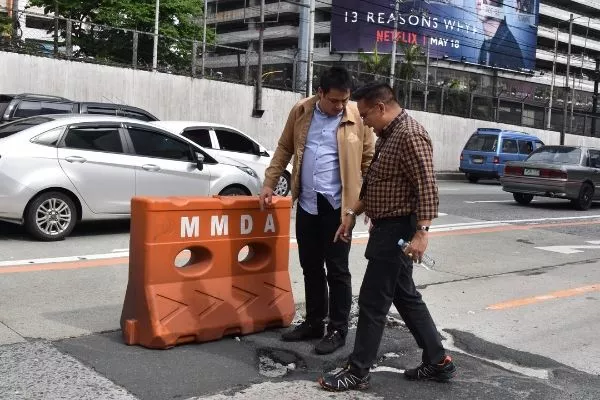 MMDA officers along EDSA