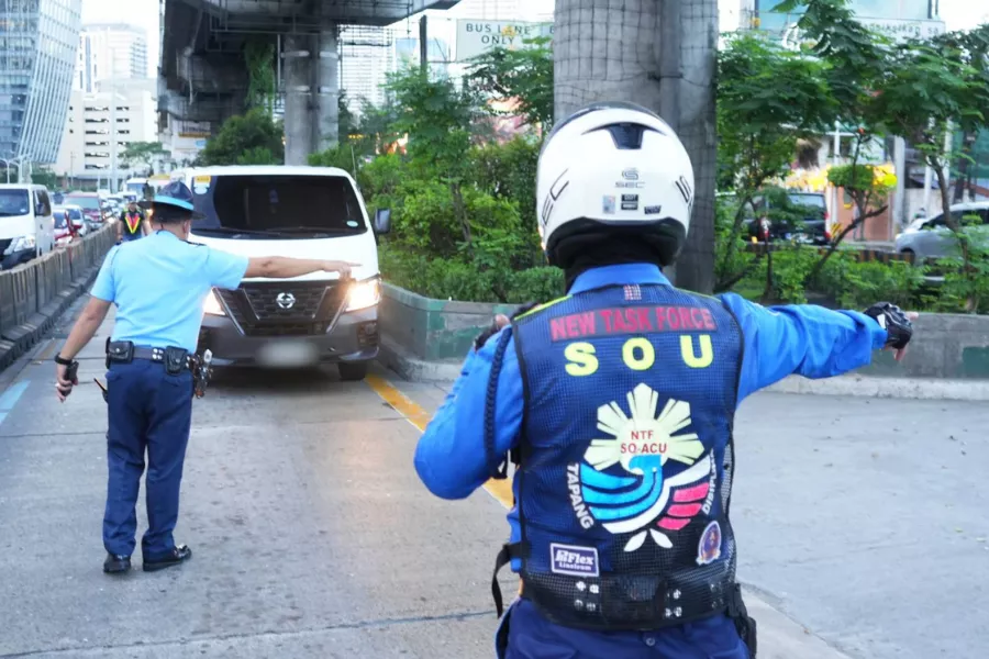 A picture of MMDA enforcers apprehending a bus lane violator