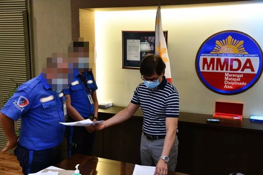 Benhur Abalos with MMDA enforcers